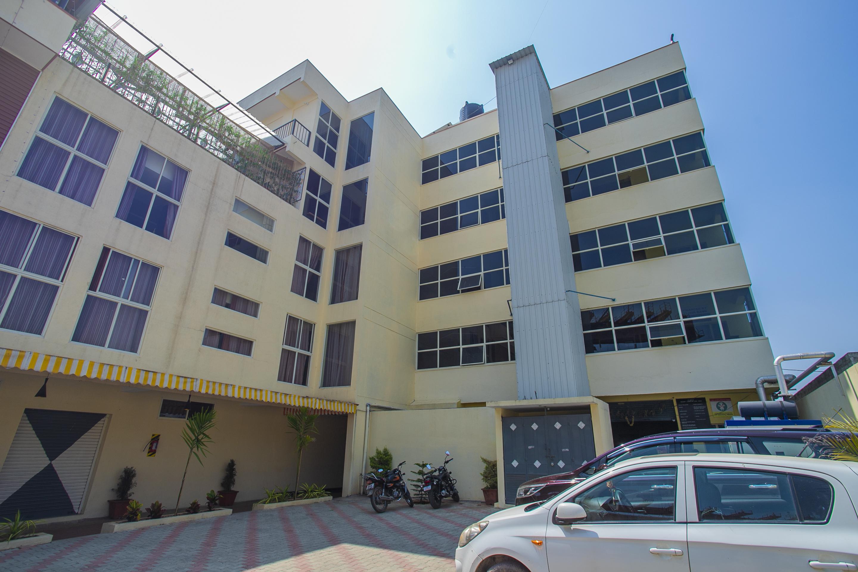 Oyo 22837 Chairmen'S Hotel Bangalore Exterior foto